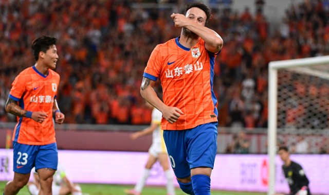 经十路梅西！卡扎伊什维利半场戴帽，反超法比奥登顶射手榜